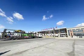 今年首次！中国汽车飘移车队通过二连浩特口岸出征蒙古国赛事图片