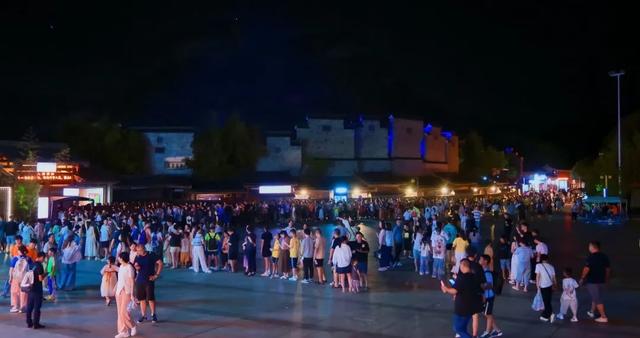 加场！加亮！印象大红袍的夏夜星河！只为，不负每一份奔赴而来的炽热目光！