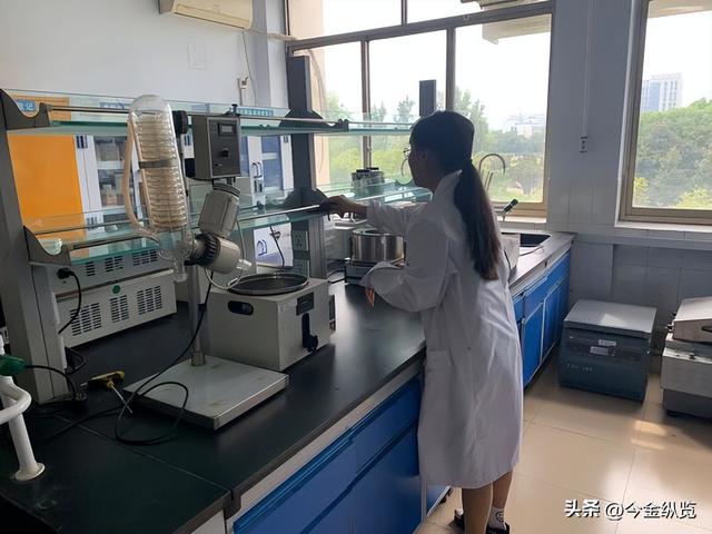 致命15秒：几滴液体穿透手套	，顶尖科学家实验室殒命，警示全球！