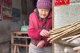 孙子返程路上，98岁奶奶泪洒门前！还能再相见几次让人动容图片