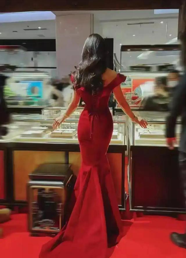 哇塞！刘涛这肥臀，算是圈内第一了吧，麻花辫配包臀裙太显年轻了