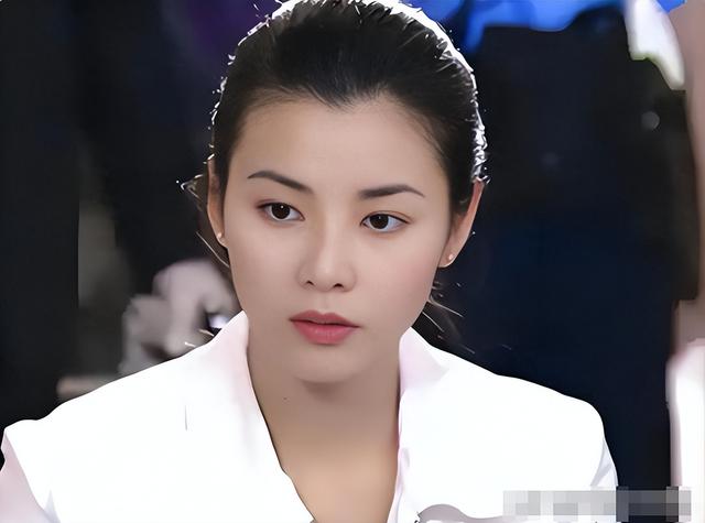 21岁拍三级，30岁被出轨，38岁嫁大佬，如今52岁没孩子也被宠成宝