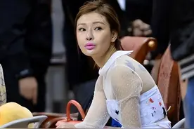CBA最美老板娘 身价上亿，给易建联签千万合同，背上纹身更显韵味图片