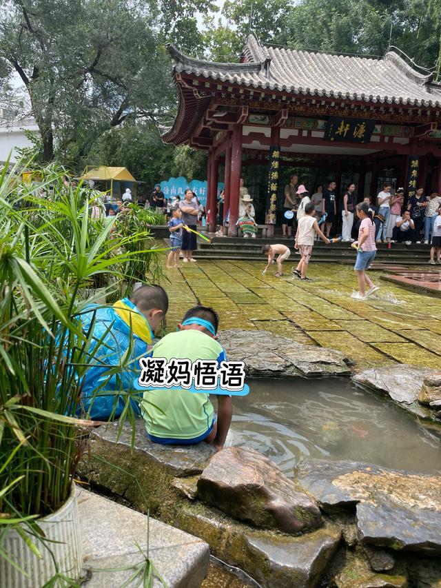 不是版纳去不起，是五龙潭更有性价比！免费儿童泼水天堂，娃玩疯