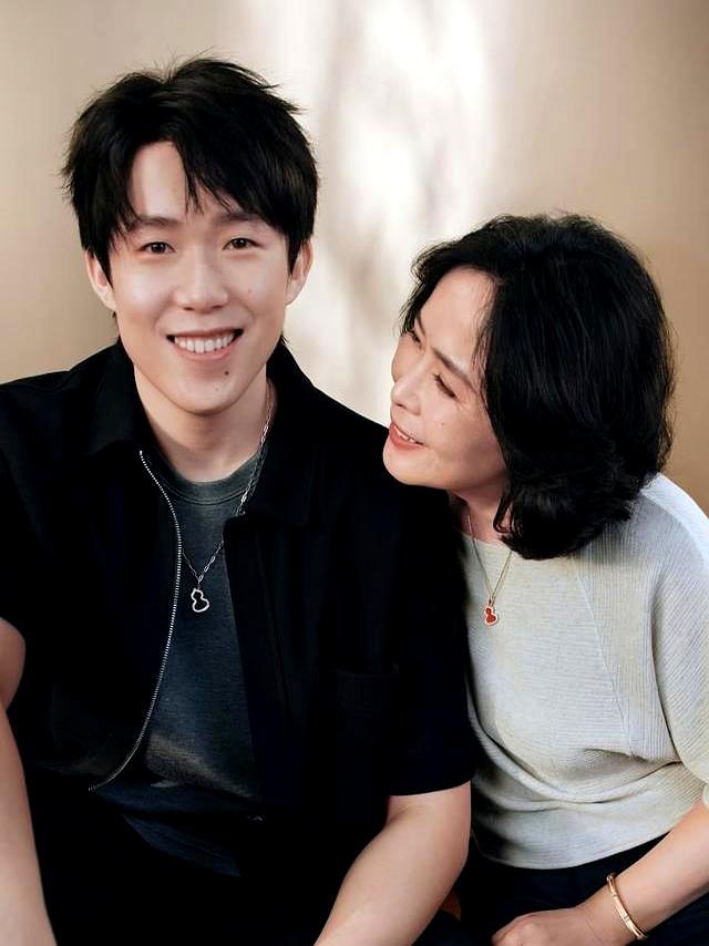 笑不活，王楚钦和爸妈过中秋，化身王怼怼	，说妈妈偏爸又搁哪跟我