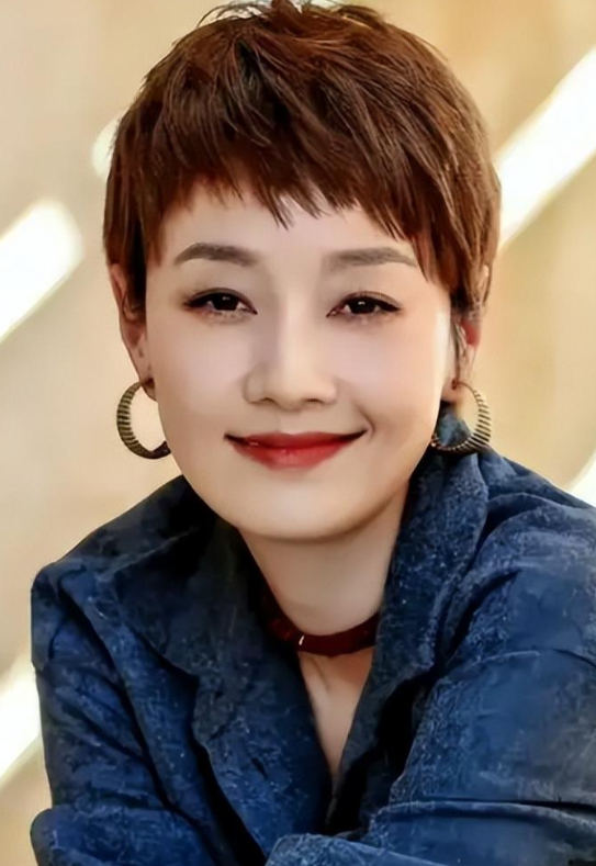 49岁马伊琍没想到，辛苦养大的17岁女儿文君竹，早为亲爹文章争光