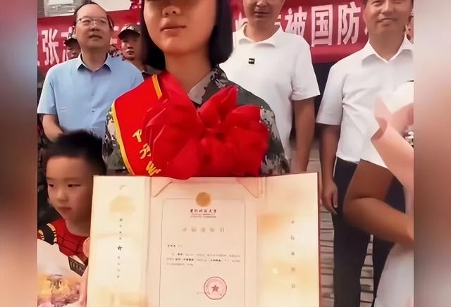 儿子被国防科技大录取，妈妈发朋友圈庆贺，亲戚的回复让人心寒