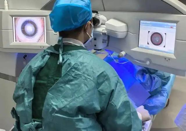 19岁江苏男子全飞秒近视手术顺利,1月后失明,医生:犯了4个错误