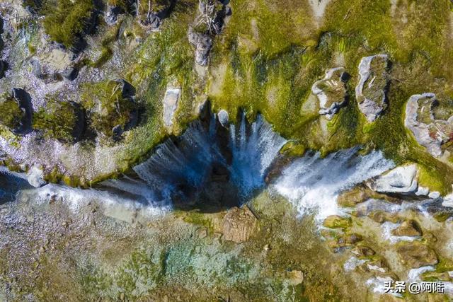 如果说玩转玉龙雪山得花300元，那么这个人工瀑布起码值50