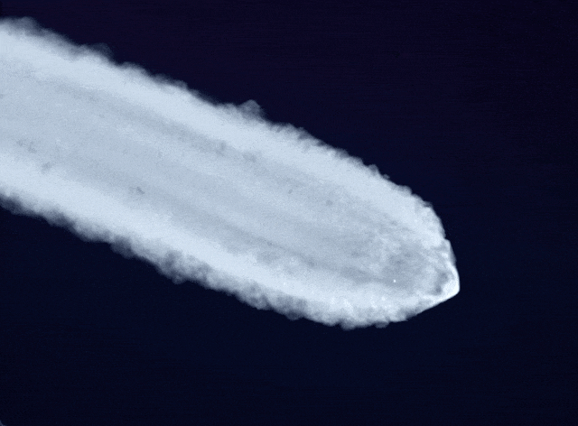 美国飞机疑似遭遇UFO：呈圆盘状，突然喷气推进后瞬间消失