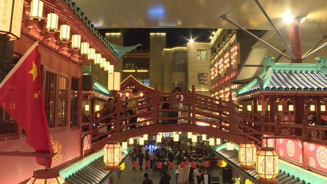 国庆假期：敦煌夜市游人如织 烟火气中尽显丝路风情