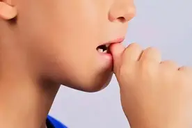 孩子从小爱“咬指甲”，医生坦言：长大后，多半会有两种情况！图片