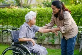 我65岁，全职照顾93岁的失能母亲5个月，我真的坚持不下去了图片