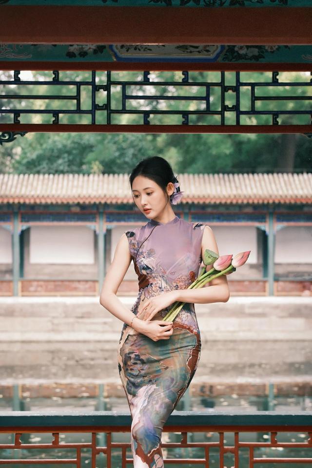演员刘玮婷紫色旗袍写真，温婉动人
