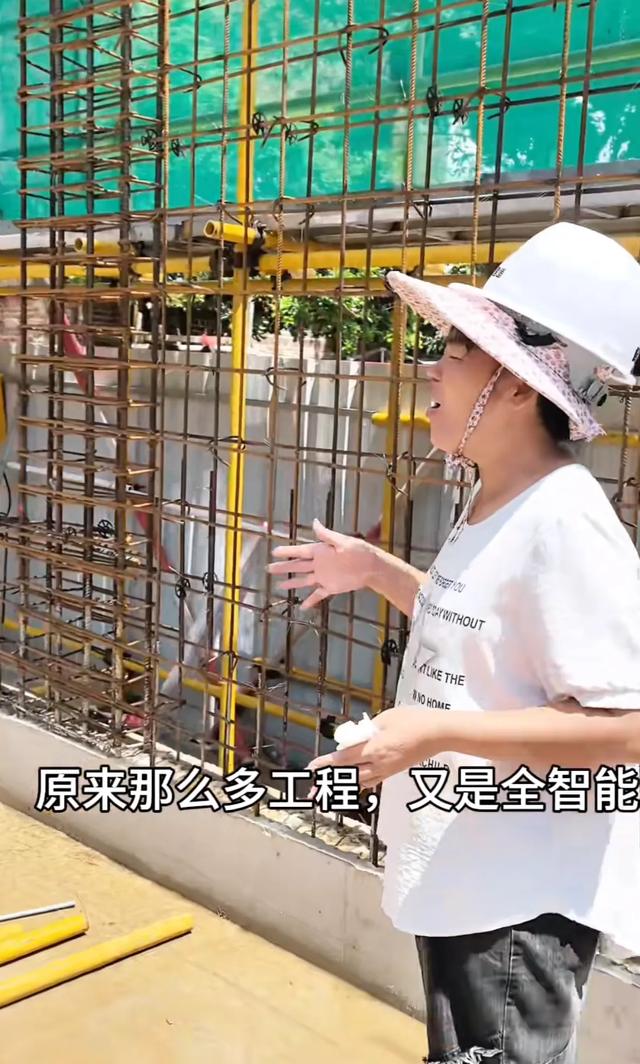 全红婵家的新房终于复工，邻居都开始建二层了，全妈来工地催进度