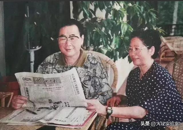 李鹏总理儿媳罕见留影，五官端正长相大气，爷爷功勋卓著比肩元帅