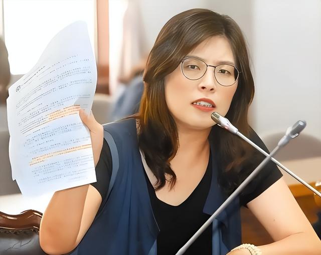 赶在坐飞机来陆前，郑丽文率先发出邀请，解放军轰6K飞抵台岛周边