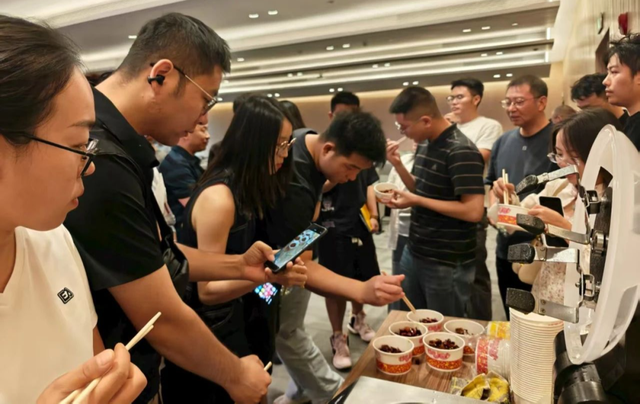 机器人真会“整活”！贵安这场AI主题沙龙科技感拉满