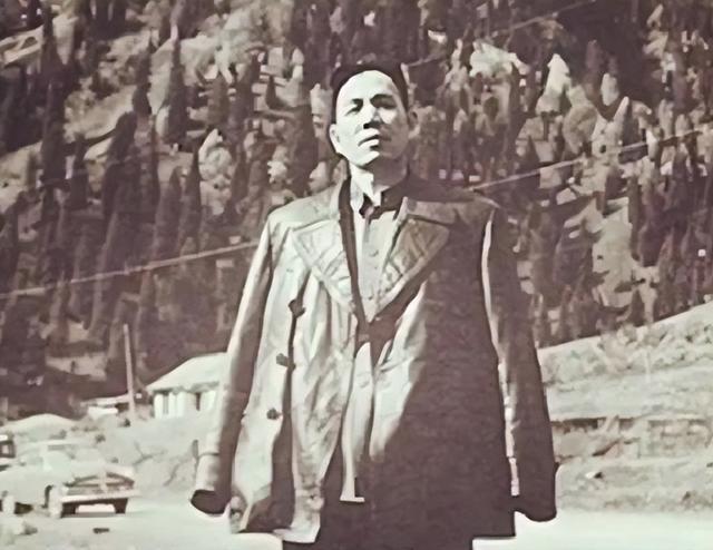 他是原南京军区司令员，77年被华国锋同志点名批评，后被开除党籍