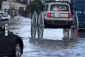 广东台风天男子爆改车辆上路，视频火后遭多人举报！曾因改装“雅阁大炮”被查，律师：此举已经违法图片