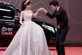 星光大赏红毯好炸裂！摔跤流鼻血，撞衫踩裙子，明星现场太拼了图片