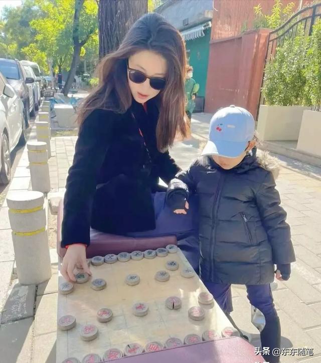 41岁朱珠和女儿在北京逛街,她纯素颜打扮,皮肤白皙,气质太好了