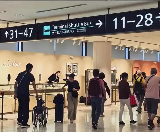 不听劝去日本的游客慌了，滞留机场连吃饭都成问题，当初为啥要去