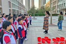 树木新衣迎寒冬 美化校园公益行——清怡小学2021级开展“我为小树穿新衣”环保主题公益活动图片