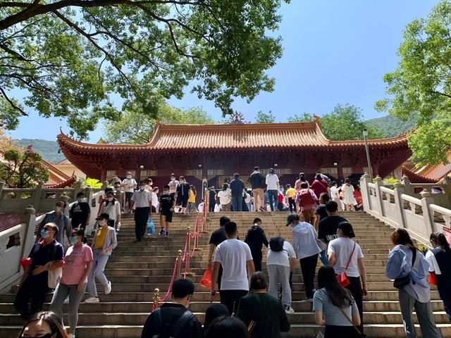 旅游业大降温！暑假过半宁愿宅家吹空调也不旅游？年轻人醒悟了！