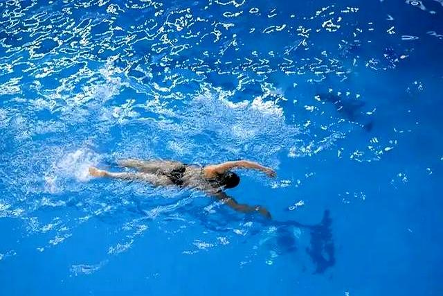 医生发现：坚持游泳的老年人，用不了多久	，身体或有6大变化