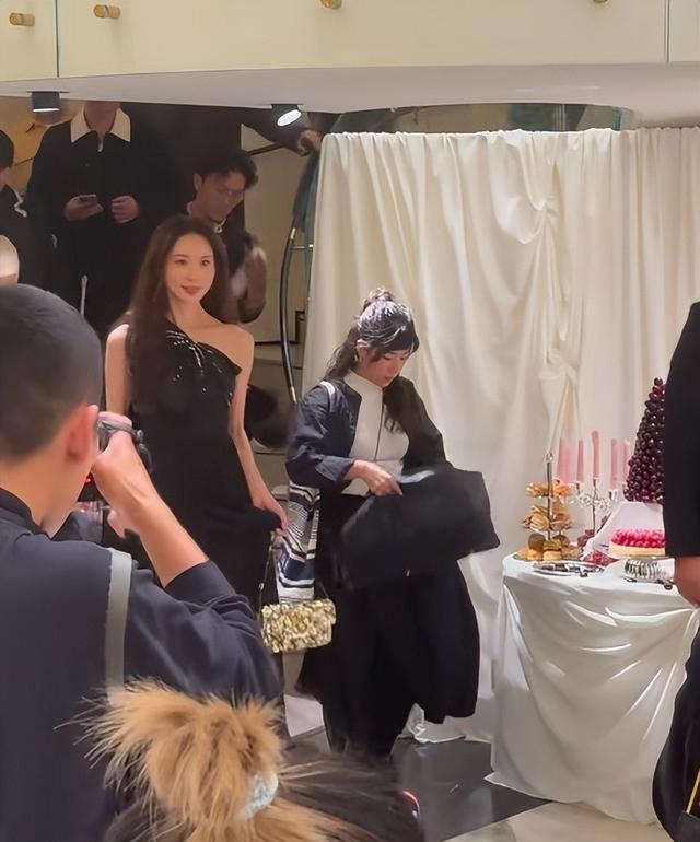 51岁林志玲突然现身上海，四肢干瘦脸圆又肿，穿印花黑丝努力扮嫩