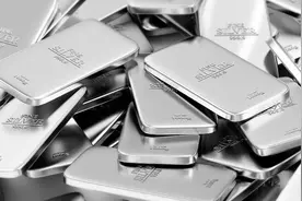 同样是贵金属，黄金大火价格飙升！为啥白银就越来越不值钱？图片