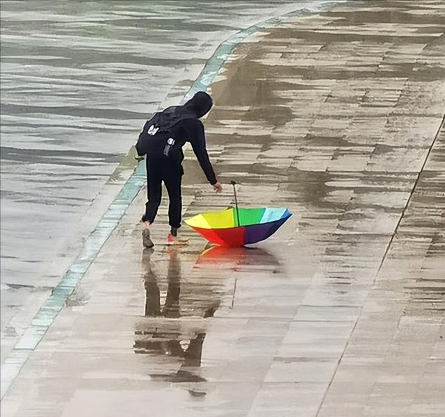 雨中奔跑：坚持还是放弃？