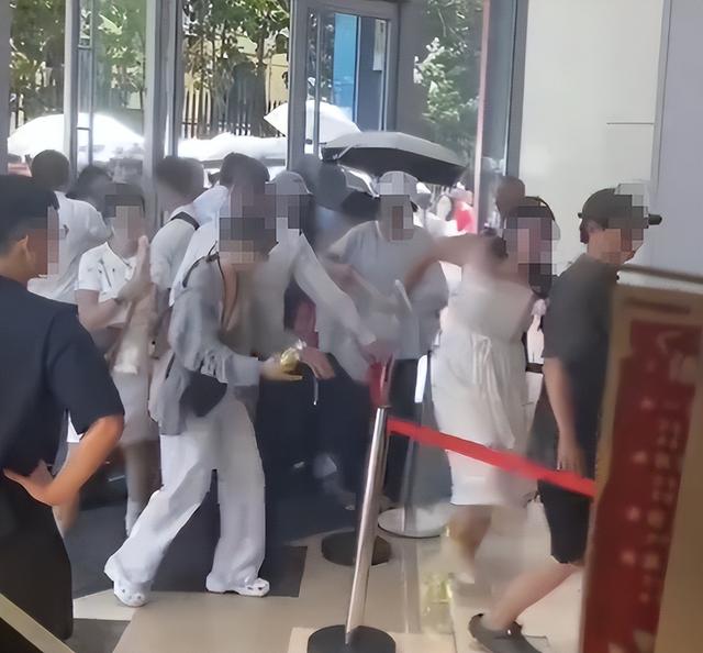 上海某潮牌店前最触目惊心的一幕：病态现象，祸害了多少中国女性