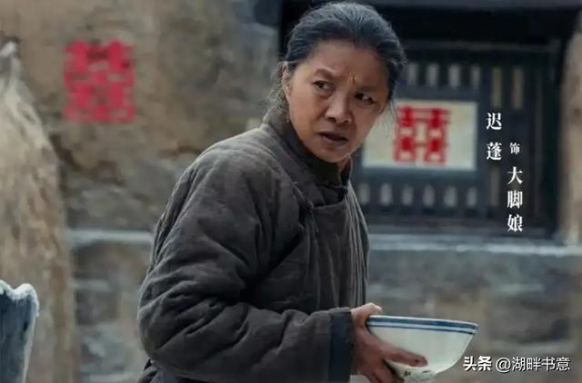 迟蓬在北京面包店被偶遇，她穿着休闲装 头发花白，本人真的好温柔