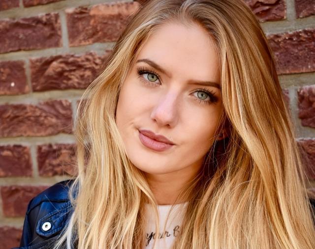 德国美女来中国旅游前备满干粮，落地北京后愣住