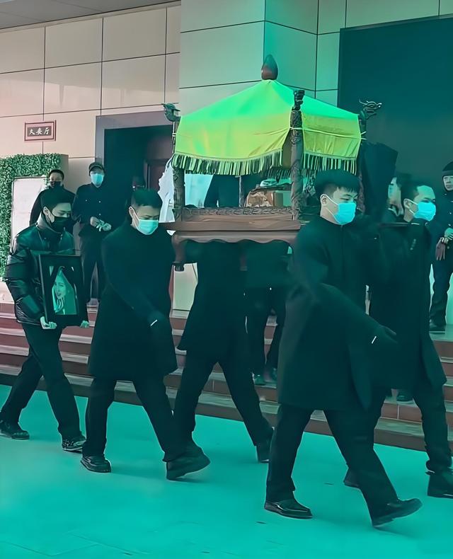 网传廖京生不离不弃照顾生病的何晴10年，廖京生的回应来了！