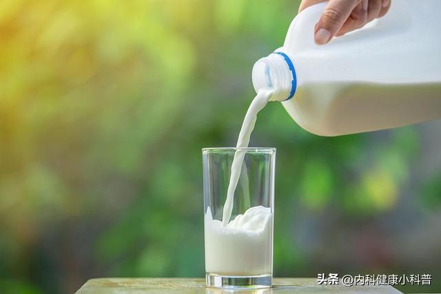牛奶再次受到关注！医生发现：糖尿病患者喝牛奶时，多注意这5点