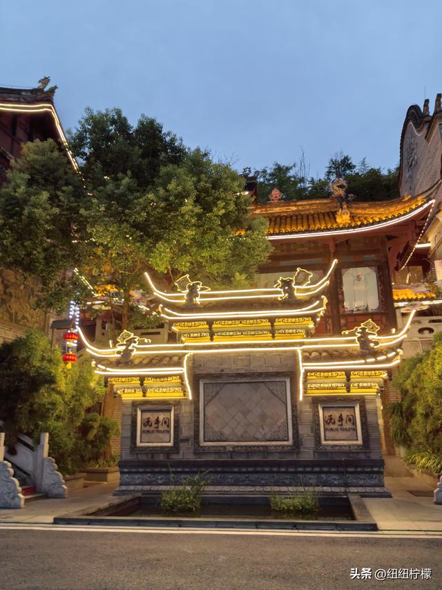 桂香袭来，在秀湖公园闻花香，读一读杜甫的诗，在亲水步道走一走