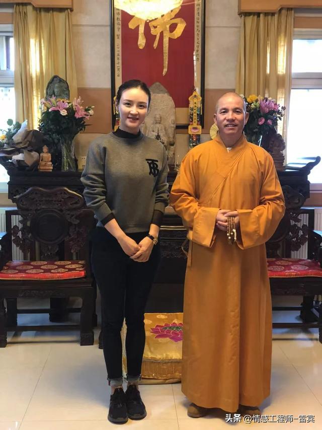 上任才1天，印乐法师和美女大量合影被扒，与释永信区别太明显！