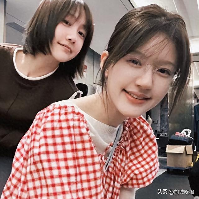 赵露思一家韩国逛街，本人又白又嫩满面红光，父亲背影好像郭富城