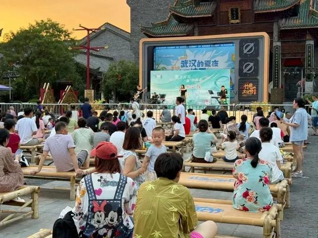 三上央视、四登热搜！超20万市民打卡武汉城建集团汉口里竹床节