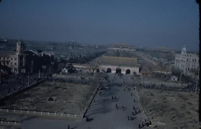 在档案馆里发现罕见照片，1940年代的天安门居然是这个样子。