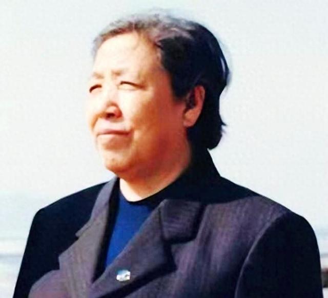 她15岁入党，18岁和主席成亲，如今仍健在，却几乎不出来露面
