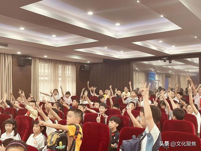 青年科学家天团开讲 带学子“穿越”星辰大海
