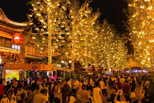 宜宾冠英古街秋假遛娃指南：非遗扎染、燃面研学、江边喂鱼，一站式玩透！