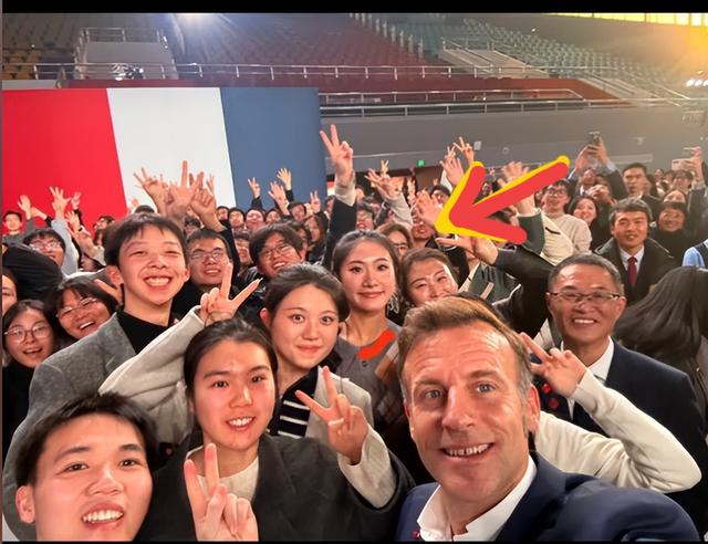 终于知道给马克龙献花的清纯女孩了！女孩身份曝光，颜值极高太美