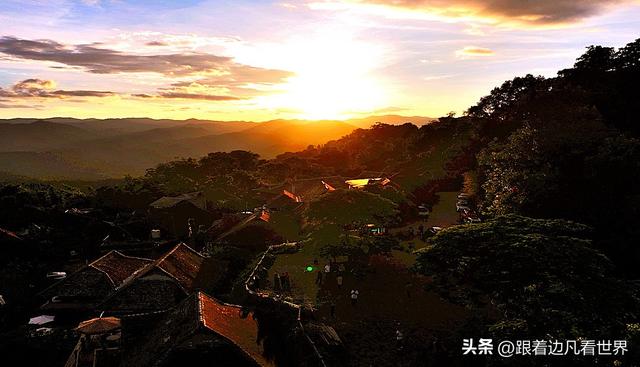 《西双版纳 澜沧行》景迈山翁基古寨晚照：布朗山与夕阳共醉