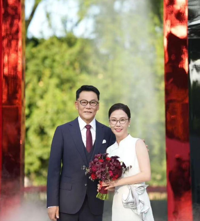 当当网61岁李国庆结婚现场：与59岁张丹红牵手 张朝阳俞敏洪太开心