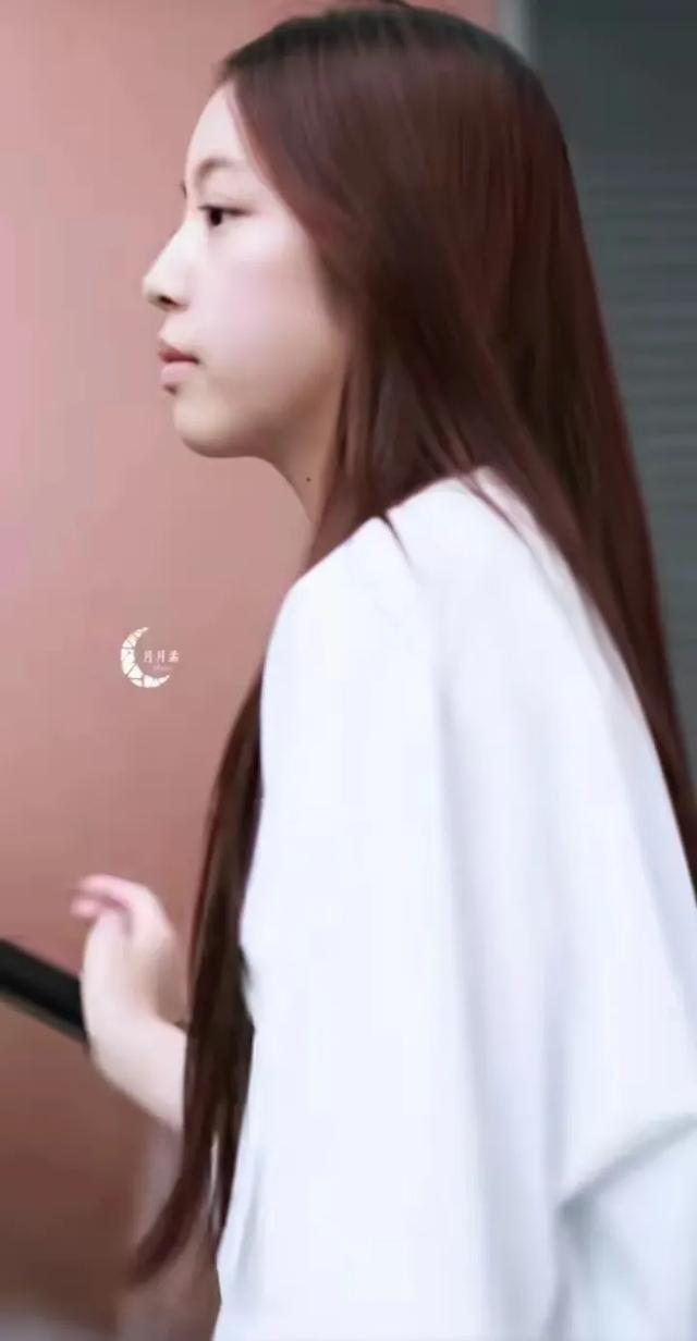 小四月都长这么大了，像爸爸黄有龙多一点，但大眼睛像小燕子